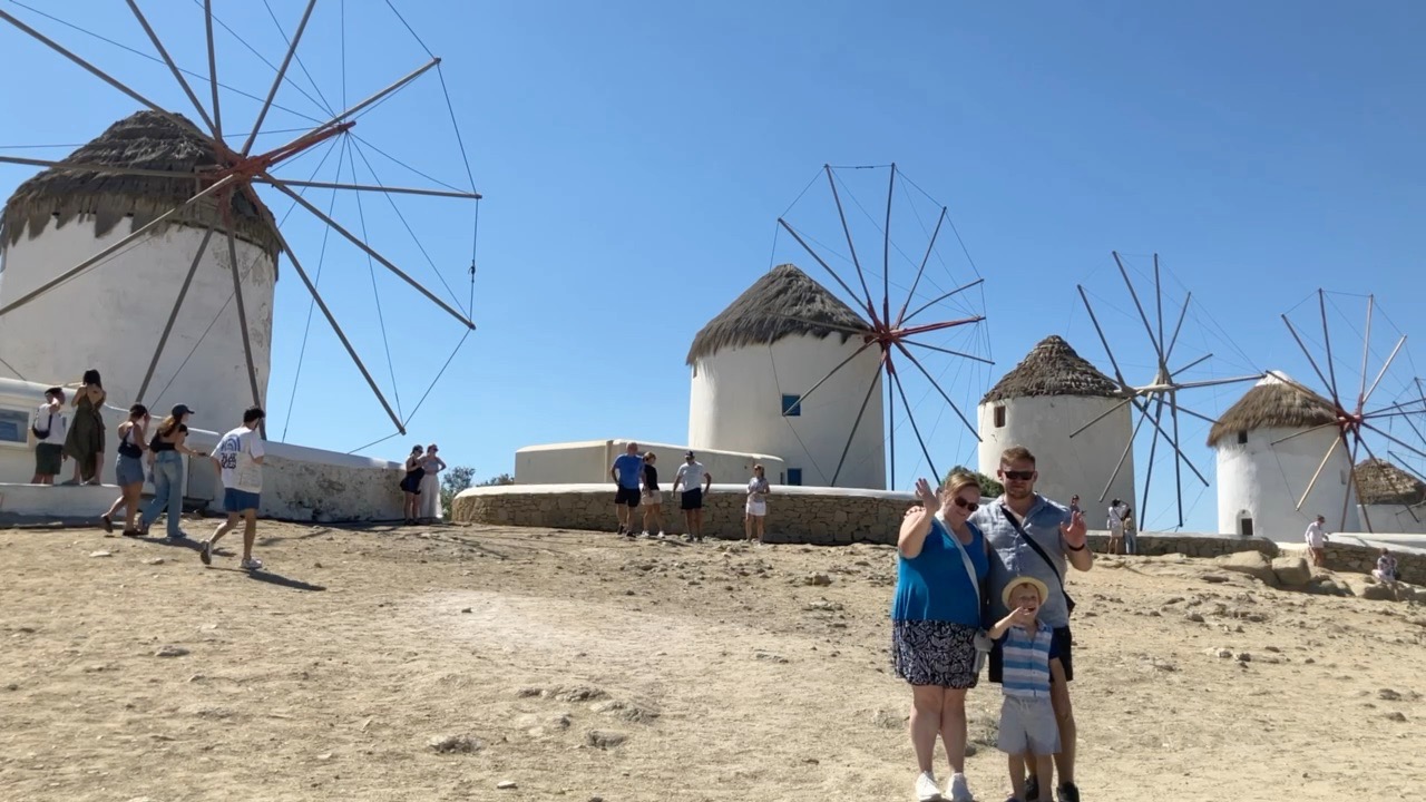 Mykonos – słynne wiatraki i białe domki