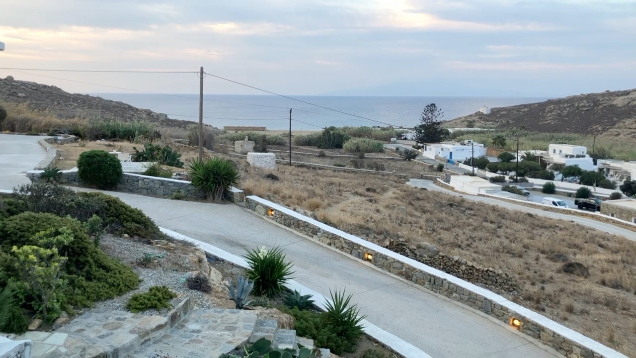 Widok z tarasu apartamentu na Mykonos